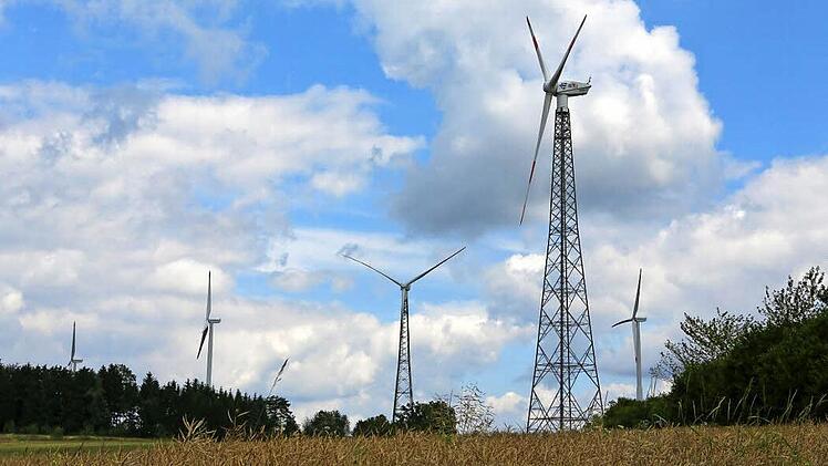 Ob Gittermast oder Massivröhre: Noch mehr Windräder will der Gemeinderat Stadelhofen auf dem Jura nicht hinnehmen. Foto: Barbara Herbst
