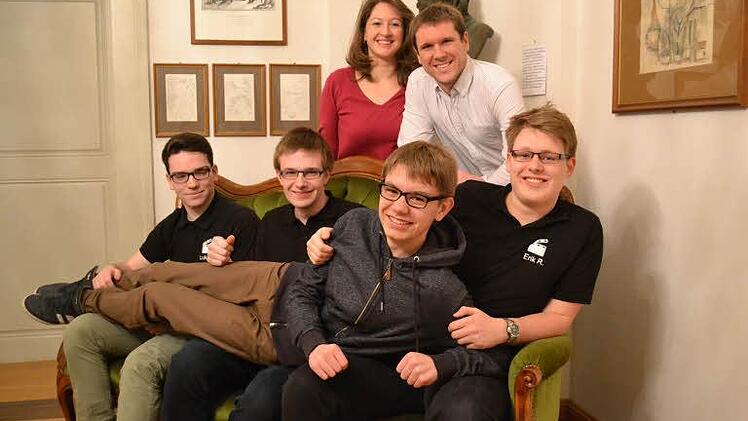 Das Filmteam: (vorne, von links) Lukas Hermannsdörfer, Fabian Halboth, Florian Zosig, Erik Rottmann, (hinten) Anja Augustin und Christoph Haider.  Foto: Gabi Arnold