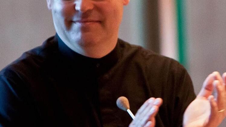 Applaus für die jungen Solisten gab es auhc von Dirigent Till Fabian Weser.