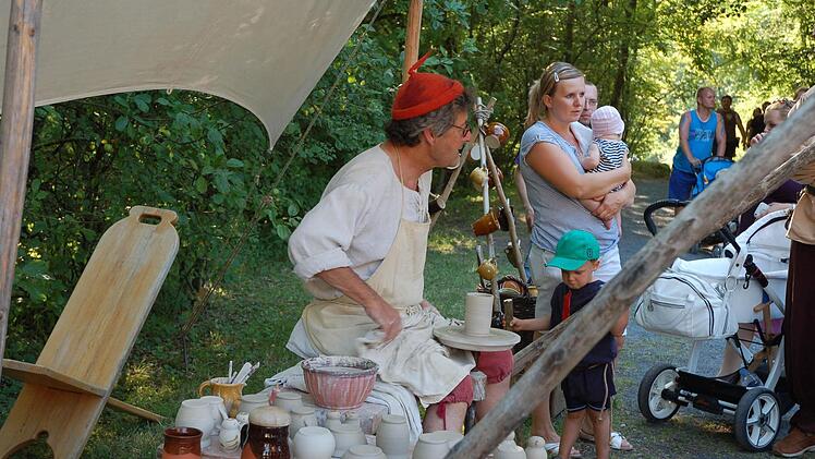 Tolle Kostüme, zünftige Klänge, alte Handwerkskunst und wirbelnde Tänze erlebte die sonst so beschaulich daliegende Ruine der Lauterburg am Wochenende beim Mittelalter-Spektakel. Foto: Rainer Lutz