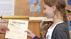 Mia Köhn nimmt ihre Siegerurkunde in Empfang.  Fotos: Michael Stelzner