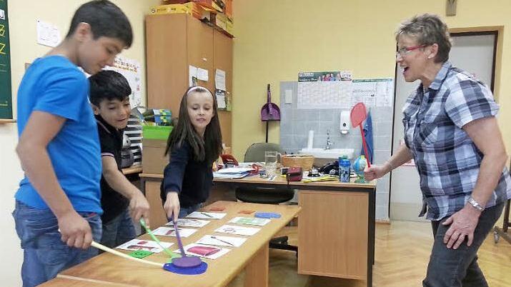 Elyas, Edris und Hristiana gefällt das Begriffe-Erkennen mit Fliegenklatschen-Einsatz. Anna Birklein lobt die Kinder für jeden noch so kleinen Lernerfolg.