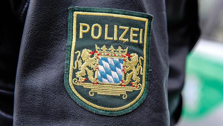 In Bamberg ist ein Streit vor einer Kneipe eskaliert. Ein 22-J&auml;hriger beleidigte die Polizisten. Symbolbild: Chistopher Schulz