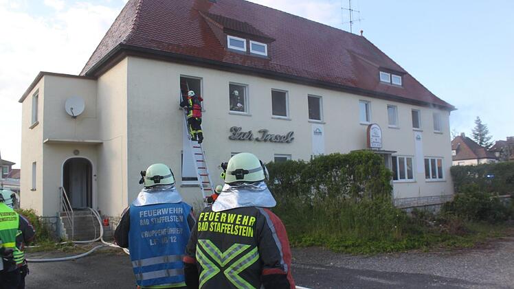 Bald wird die "Insel" abgerissen - ein ideales Übungsfeld für die Feuerwehr. Foto: Matthias Einwag