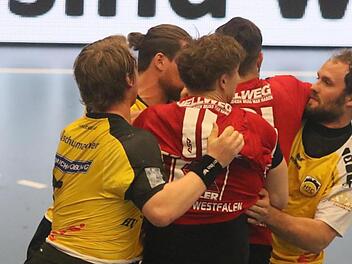Mit harten Bandagen wurde in Hamm um jeden Ball gekämpft. In diesem Fünfkampf behalten die drei Coburger Hagelin (links), Riehn (mit Zöpfchen) und Weber (rechts) die Oberhand. Foto: Iris Bilek