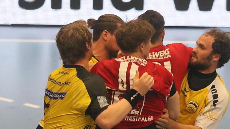 Mit harten Bandagen wurde in Hamm um jeden Ball gekämpft. In diesem Fünfkampf behalten die drei Coburger Hagelin (links), Riehn (mit Zöpfchen) und Weber (rechts) die Oberhand. Foto: Iris Bilek