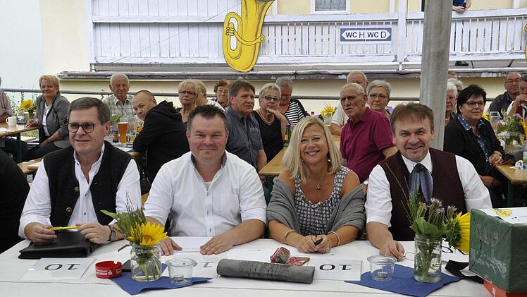 Nicht leicht hatte es die Jury (von links) Karl Friedel, Dominik Sitter, Petra Schmitt-Sperber und Kuno Holzheimer, die drei Orchester zu bewerten.  Foto: Peter Klopf