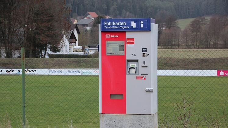 An Gleis 2 steht in Gundelsdorf ein Fahrkartenautomat. Foto: Andreas Schmitt