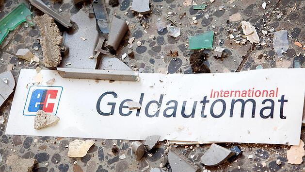 Unbekannte haben in Oberkotzau Geldautomaten aufgebrochen. Dabei konnten sie eine gro&szlig;e Summe Bargeld erbeuten. Symbolfoto: Patrick Pleul/dpa