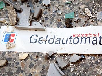 Unbekannte haben in Oberkotzau Geldautomaten aufgebrochen. Dabei konnten sie eine gro&szlig;e Summe Bargeld erbeuten. Symbolfoto: Patrick Pleul/dpa