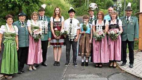Das neue K&ouml;nigshaus, v.l. Vorstandsmitglied Birgitt Weigand, 1. Ritter Erich Fritsch, 1. Damenritter Gunda Kreutzer, Sch&uuml;tzenk&ouml;nig Werner Kluge, 1. Jugendritter Lea H&uuml;ttner, Jungsch&uuml;tzenk&ouml;nig Dominik Becker, 2. Jugendritter Michelle Sander, 2. Ritter Manfred Weigand, Sch&uuml;tzenk&ouml;nigin Ramona Becker, der Sportreferent der Stadt, Joachim Ru&szlig;, 2. Damenritter Birgit Sch&ouml;ps und Vorsitzender Thomas Horn