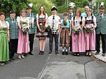 Das neue Königshaus, v.l. Vorstandsmitglied Birgitt Weigand, 1. Ritter Erich Fritsch, 1. Damenritter Gunda Kreutzer, Schützenkönig Werner Kluge, 1. Jugendritter Lea Hüttner, Jungschützenkönig Dominik Becker, 2. Jugendritter Michelle Sander, 2. Ritter Manfred Weigand, Schützenkönigin Ramona Becker, der Sportreferent der Stadt, Joachim Ruß, 2. Damenritter Birgit Schöps und Vorsitzender Thomas Horn