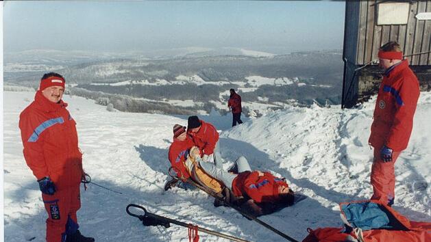 Erinnerungen an vergangene Zeiten. Die Bergwacht Bereitschaft Waldberg  bei &Uuml;bungen am Feuerberg. Foto: Repro Marion Eckert