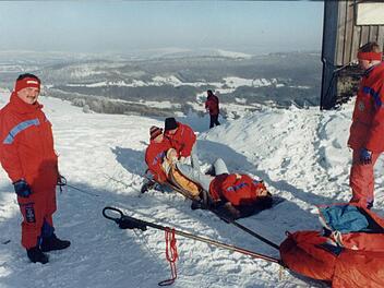 Erinnerungen an vergangene Zeiten. Die Bergwacht Bereitschaft Waldberg  bei Übungen am Feuerberg. Foto: Repro Marion Eckert