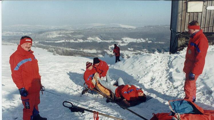Erinnerungen an vergangene Zeiten. Die Bergwacht Bereitschaft Waldberg  bei Übungen am Feuerberg. Foto: Repro Marion Eckert