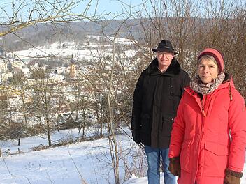 Idyllisch liegt Bad Brückenau inmitten der Natur, umgeben von Wäldern. Eva Reichert-Nelkenstock und Hartmut Bös fordern eine Umnutzung von Teilen des Waldes.