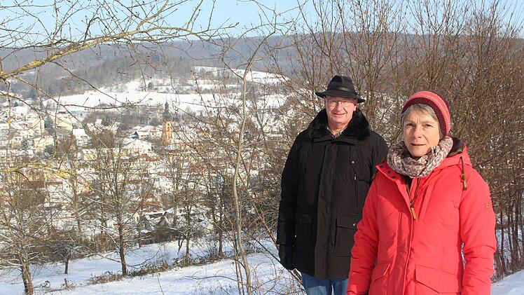 Idyllisch liegt Bad Brückenau inmitten der Natur, umgeben von Wäldern. Eva Reichert-Nelkenstock und Hartmut Bös fordern eine Umnutzung von Teilen des Waldes.