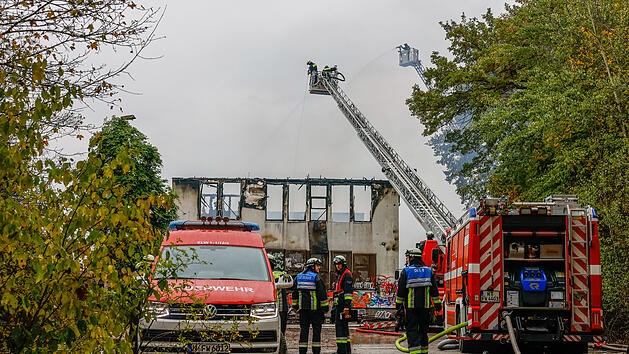 Zwei Lagerhallen in Nürnberger Südstadt abgebrannt: Werden noch heute abgerissen