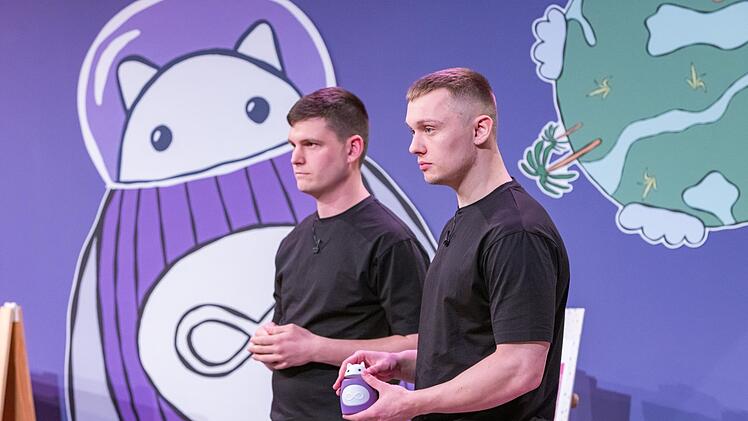 Die Löwen finden die Firmenbewertung der TukToro-Gründer Andreas Häring (l.) und Elisha Benner (r.) viel zu überzogen.