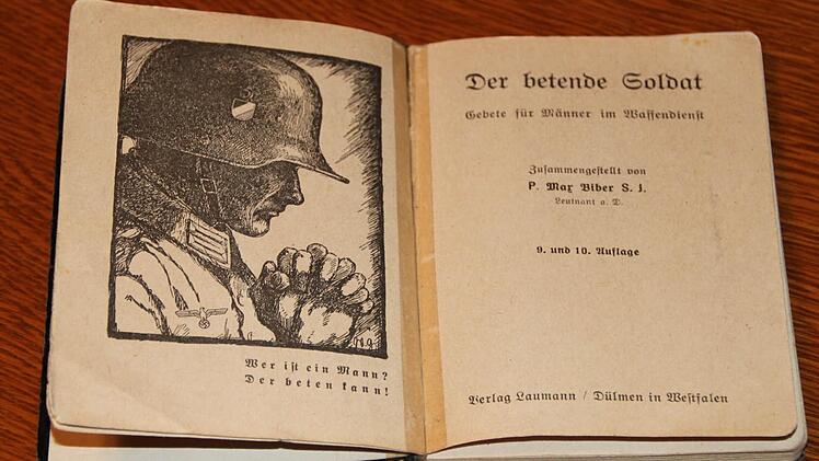 Dieses Gebetsbüchlein trug Möller immer in der Innentasche seiner Uniform immer bei sich.