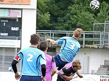 Der FC Michelau (blaue Trikots) setzte sich auswärts gegen den SCW Obermain II durch.  Foto: Dieter Radziej