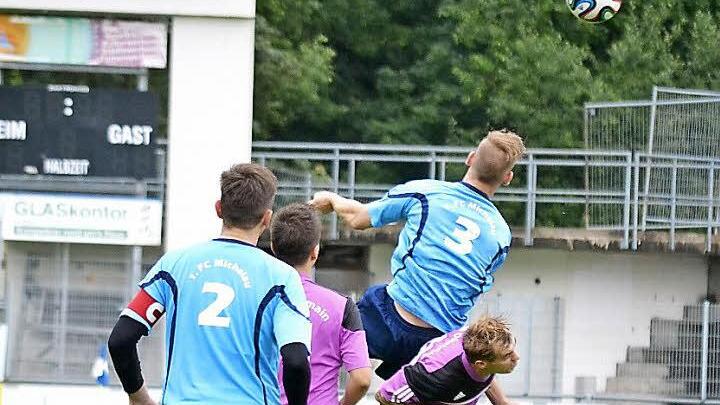 Der FC Michelau (blaue Trikots) setzte sich auswärts gegen den SCW Obermain II durch.  Foto: Dieter Radziej