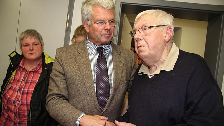 Die Hoffnung stirbt zuletzt: Margitta Hieke, die sich ehrenamtlich um die Asylbewerber gekümmert hat, würde nur zu gerne hoffen, dass die Ankündigung von Altlandrat Herbert Hofmann Erfolg bringen könnte. Doch MdL Freiherr von Lerchenfeld hat auf geltendes Recht verwiese . Foto: Sonja Adam