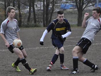 Kunstschuss oder Gefahr für die Bänder: Überkreuz stellt Marcel Walter vom PSV Bad Kissingen (Bildmitte) seine Beine. Zum Duell gefordert sehen sich die Hammelburger Michael Emmer und Valentin Schmid (rechts). Foto: Anja Schmitt