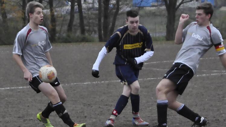 Kunstschuss oder Gefahr für die Bänder: Überkreuz stellt Marcel Walter vom PSV Bad Kissingen (Bildmitte) seine Beine. Zum Duell gefordert sehen sich die Hammelburger Michael Emmer und Valentin Schmid (rechts). Foto: Anja Schmitt