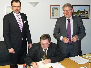 Bei seinem Besuch in Harsdorf trug sich Staatssekretär Gerhard Eck ins Gästebuch der Gemeinde ein. Rechts Bürgermeister Günther Hübner, links MdL Martin Schöffel. Foto: Klaus-Peter Wulf