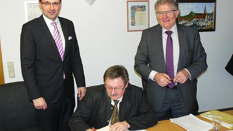 Bei seinem Besuch in Harsdorf trug sich Staatssekretär Gerhard Eck ins Gästebuch der Gemeinde ein. Rechts Bürgermeister Günther Hübner, links MdL Martin Schöffel. Foto: Klaus-Peter Wulf