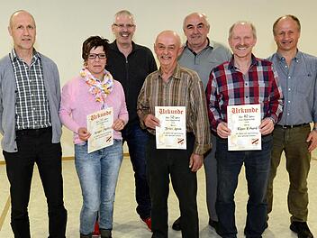 Für Werner Keller (ganz links), der zwölf Jahre lang an der Spitze des TSV Rannungen stand, wird ein Nachfolger gesucht. Ehrenamtsbeauftragter Alfred Erhard (ganz rechts) ehrte Marion Nöth, Michael Hobelsberger, Anton Fries, Ansgar Müller, Klaus Erhard und Alfred Erhard (von links) für langjährige Mitgliedschaft.  Foto: Dieter Britz