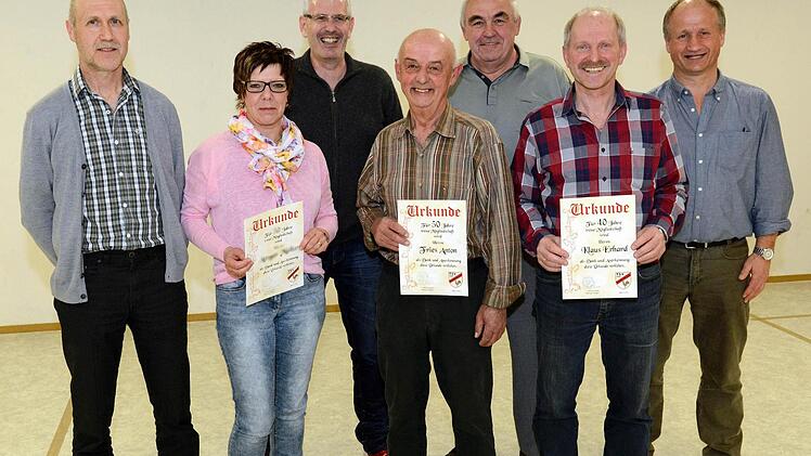 Für Werner Keller (ganz links), der zwölf Jahre lang an der Spitze des TSV Rannungen stand, wird ein Nachfolger gesucht. Ehrenamtsbeauftragter Alfred Erhard (ganz rechts) ehrte Marion Nöth, Michael Hobelsberger, Anton Fries, Ansgar Müller, Klaus Erhard und Alfred Erhard (von links) für langjährige Mitgliedschaft.  Foto: Dieter Britz