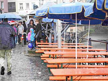 Die ersten Kerwabesucher wurden nass. Foto: RiegerPress