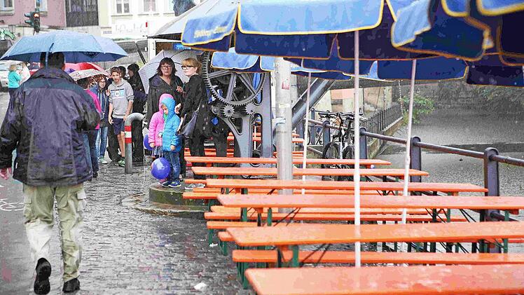 Die ersten Kerwabesucher wurden nass. Foto: RiegerPress