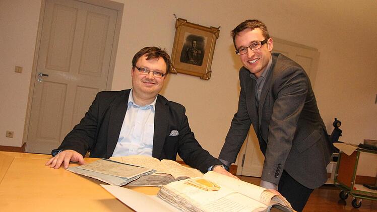 Christian Boseckert und Johannes Haslauer (Leiter des Staatsarchivs) mit Briefen und Akten aus der Zeit von Herzog Johann Casimir.