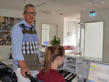 Allgemeinmediziner Stephan Stoll gibt bei seiner Sprechstundenhilfe, Martha Rösner, in der Gemeinschaftspraxis in Bad Bocklet, Rezepte und Verordnungen in Auftrag. Gleich hat er Mittagspause.  Foto: Kathrin Kupka-Hahn