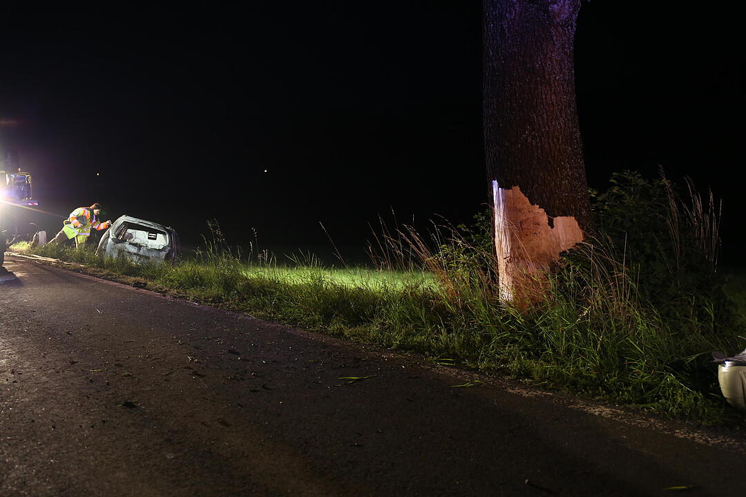 Kreis Hof: Auto prallt gegen Baum und fängt Feuer – Fahrer verbrennt