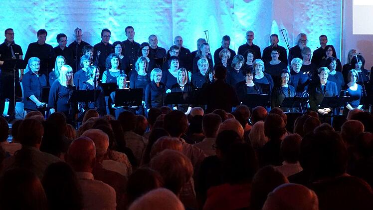 Beim Rock-Oratorium war es auf und vor der Bühne voll.  Foto: Richard Sänger