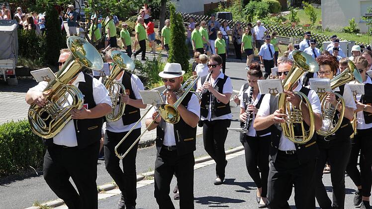 Die Ehrengäste im Festzug Foto: Mathias Erlwein