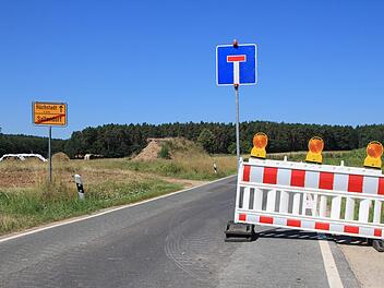 Die Straße zwischen Saltendorf und Etzelskirchen ist gesperrt. Wegen des sechsspurigen Ausbaus der A3 wird eine Gasleitung verlegt, die unter der Unterführung durch läuft. Franziska Rieger