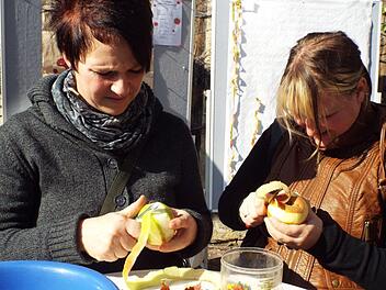 Erst die Arbeit, dann das Vergn&uuml;gen: Teilnehmerinnen beim Apfelsch&auml;lwettbewerbHarald Amon