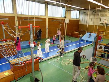 Zum Abenteuerspielplatz wird die Halle beim Erlebnisturnen des TSV Ebenhausen. Hinter den Geräten verbirgt sich eine ausgeklügelte Bewegungslehre, basierend auf einem Konzept von Helmut Diener. Foto: Thomas Mehn