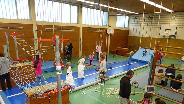 Zum Abenteuerspielplatz wird die Halle beim Erlebnisturnen des TSV Ebenhausen. Hinter den Geräten verbirgt sich eine ausgeklügelte Bewegungslehre, basierend auf einem Konzept von Helmut Diener. Foto: Thomas Mehn