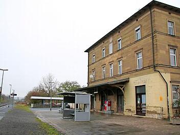 Der Münnerstädter Bahnhof und sein Umfeld sollen neu gestaltet werden. Der Stadtrat hat das Stadtumbaugebiet einschließlich dem Jägergrundstück erweitert.  Foto: Thomas Malz