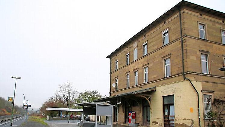 Der Münnerstädter Bahnhof und sein Umfeld sollen neu gestaltet werden. Der Stadtrat hat das Stadtumbaugebiet einschließlich dem Jägergrundstück erweitert.  Foto: Thomas Malz