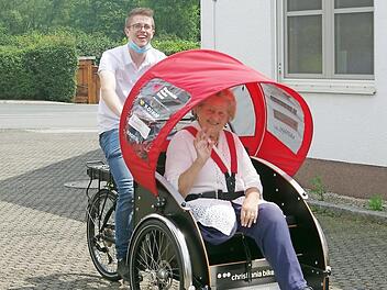 Bufdi Jannik mit seinem Fahrgast Johanna Strysio auf der neuen E-Rikscha: Die Freude ist bei ihr wie auch bei den Verantwortlichen groß.  Foto: Heike Schülein