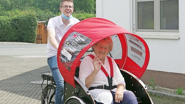 Bufdi Jannik mit seinem Fahrgast Johanna Strysio auf der neuen E-Rikscha: Die Freude ist bei ihr wie auch bei den Verantwortlichen groß.  Foto: Heike Schülein