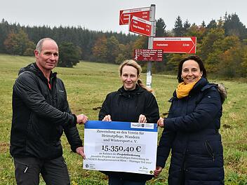 Ulrike Schade (rechts) und Nadja Thürbeck von der Thüringer Verwaltung des Unesco-Biosphärenreservats Rhön übergaben den symbolischen Scheck an Heiko Fuchs vom Verein für Heimatpflege, Wandern und Wintersport Ellenbogen.