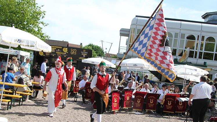Die Büttner bereicherten  die Eröffnung.